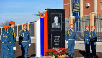 В Грозном открыли улицу и стелу в честь Евгения Зиничева