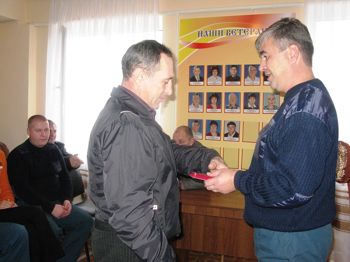 В.А. Панфёров (первый слева) вручение награды 2012