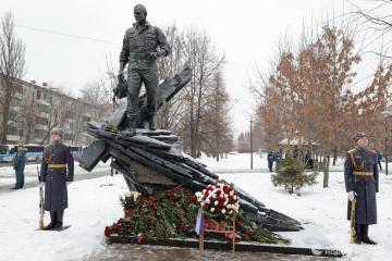 Памятник Герою России Евгению Зиничеву