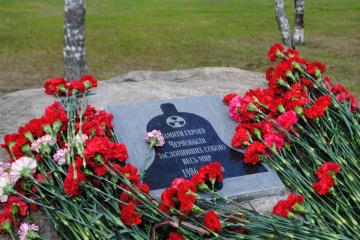 Памятный камень в честь героев-чернобыльцев
