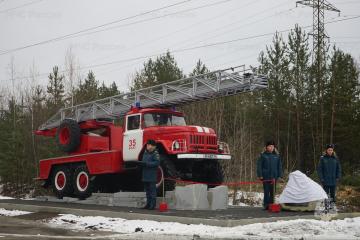 Памятник пожарной автолестнице АЛ-30