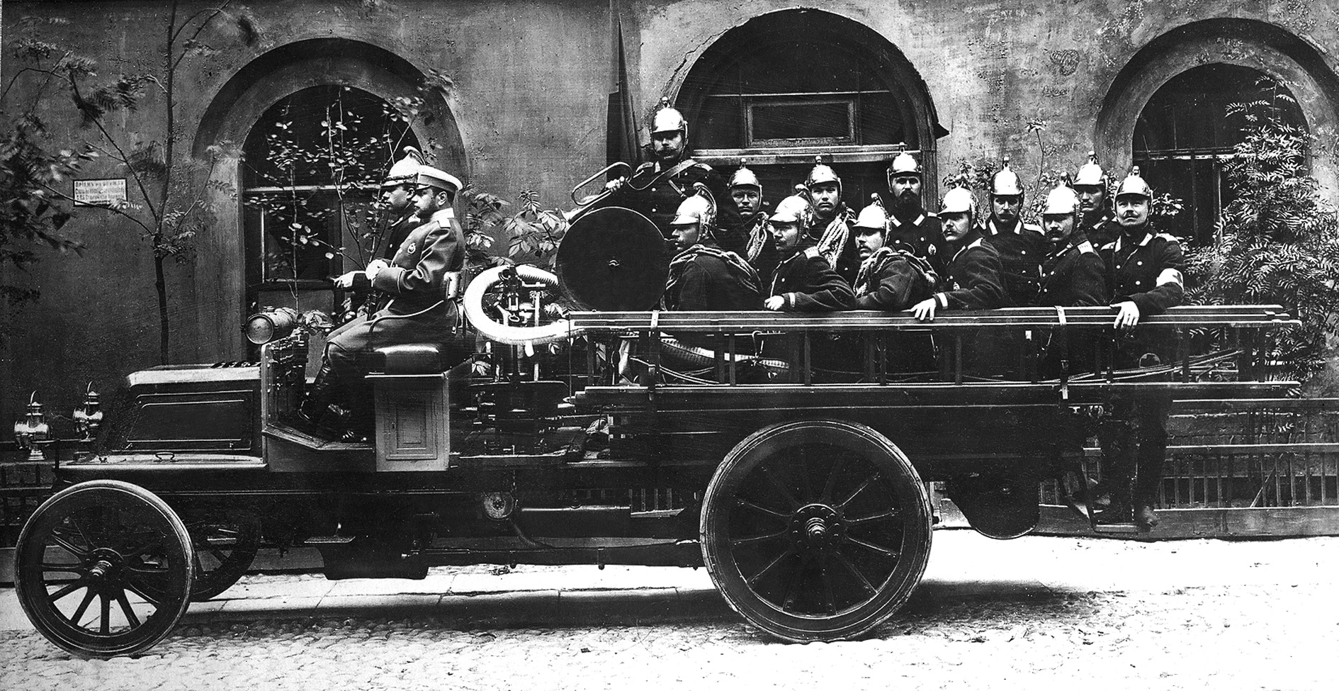 Первые пожарные в санкт петербурге. Первый пожарный автомобиль. Первый пожарный автомобиль 1925. Пожарная машина Лесснер. Самая первая пожарная машина в России.