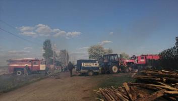 В огонь по зову сердца: пожарные-добровольцы отстояли деревню