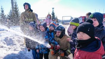 Каникулы с увлечением: дети побывали на экскурсии в пожарно-спасательной части