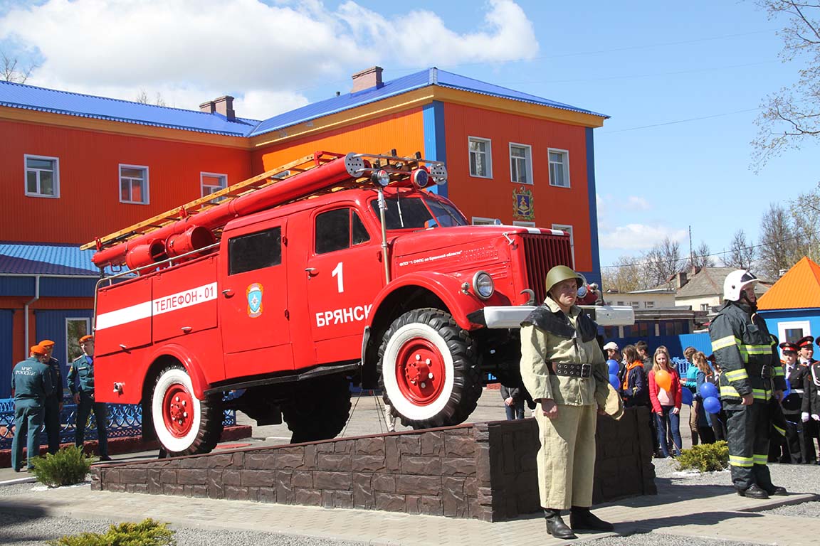 Памятник пожарному автомобилю. ГАЗ 63 пожарная цистерна Ацу 20. Автоцистерна ГАЗ 63 пожарная. Автоцистерна АЦ-20. ПМГ 20.