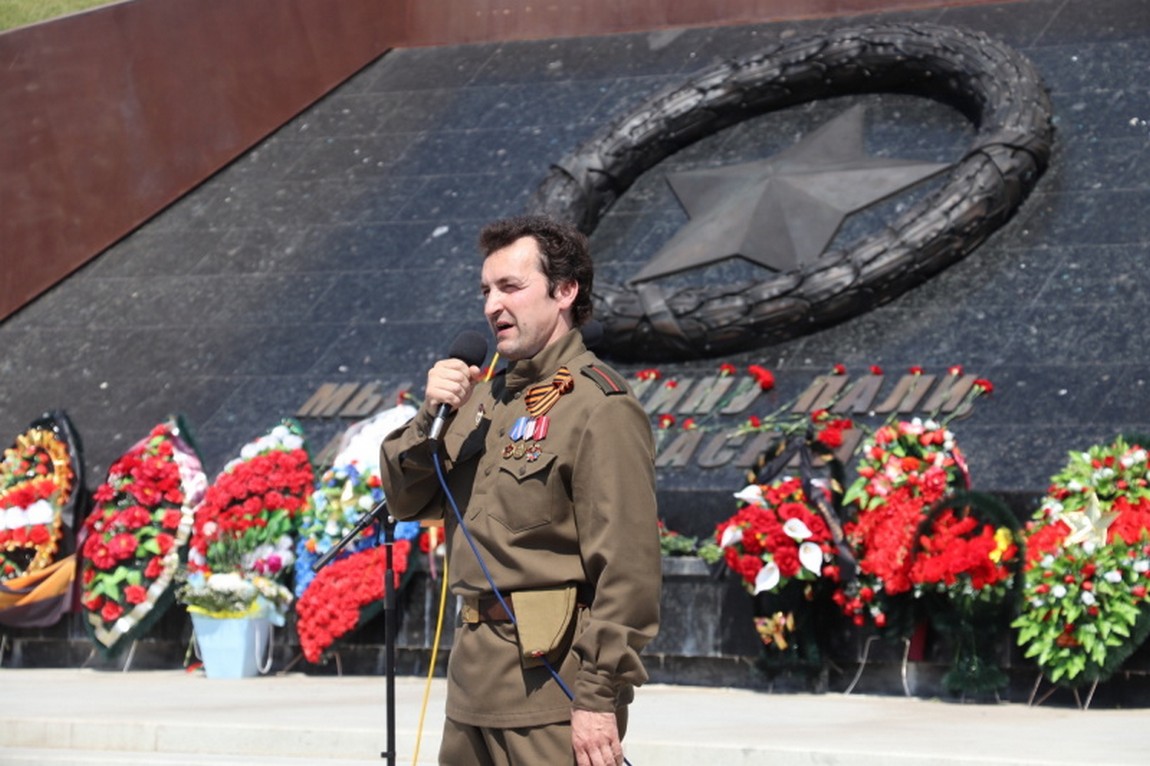 predstaviteli-centralnogo-soveta-veteranov-mchs-rossii-vozlozhili-cvety-k-rzhevskomu-memorialu-sovetskomu-soldatu_16242801711166