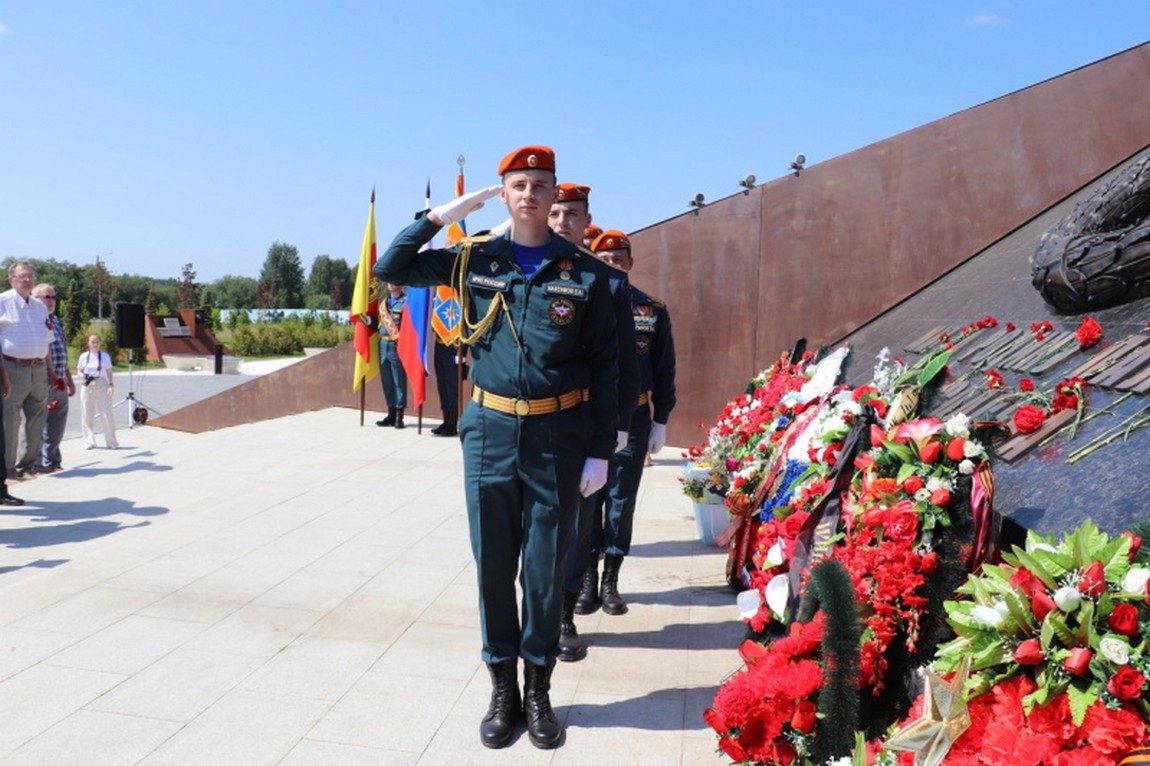 predstaviteli-centralnogo-soveta-veteranov-mchs-rossii-vozlozhili-cvety-k-rzhevskomu-memorialu-sovetskomu-soldatu_16242801712378