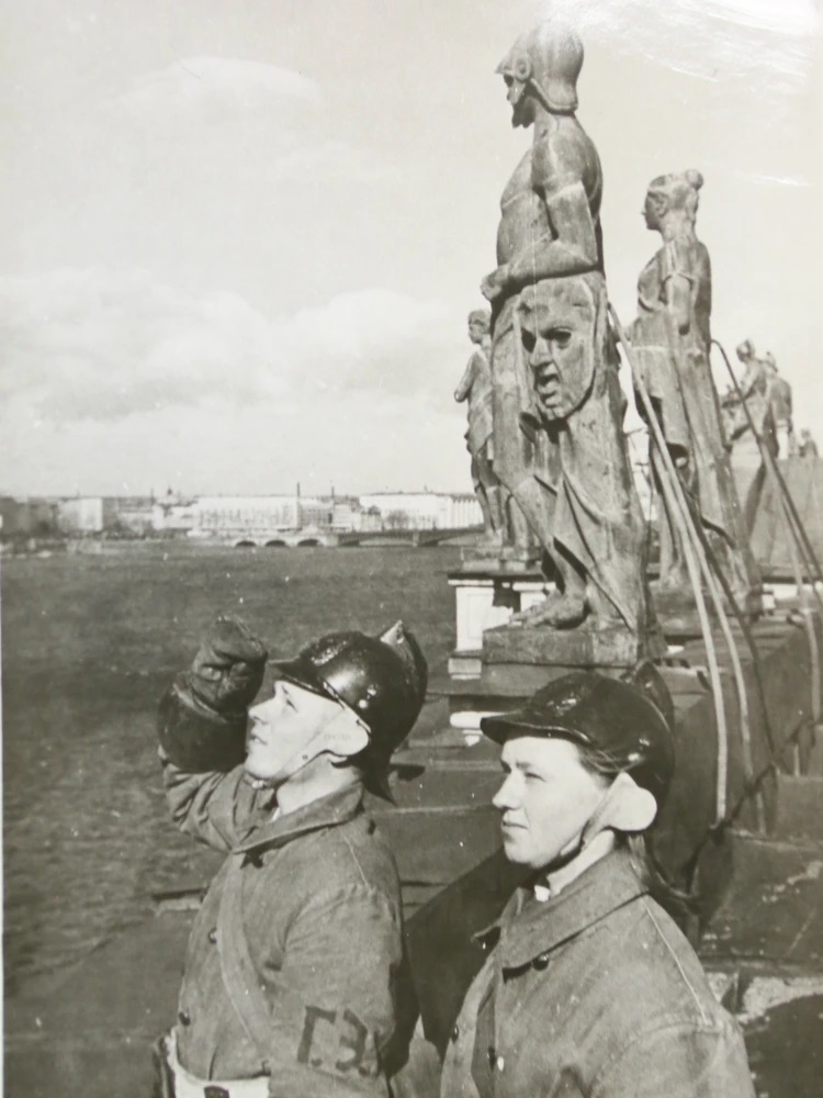 Пожарный пост на крыше Эрмитажа. Апрель 1943-го. Пересъемка: Тимур ХАНОВ 