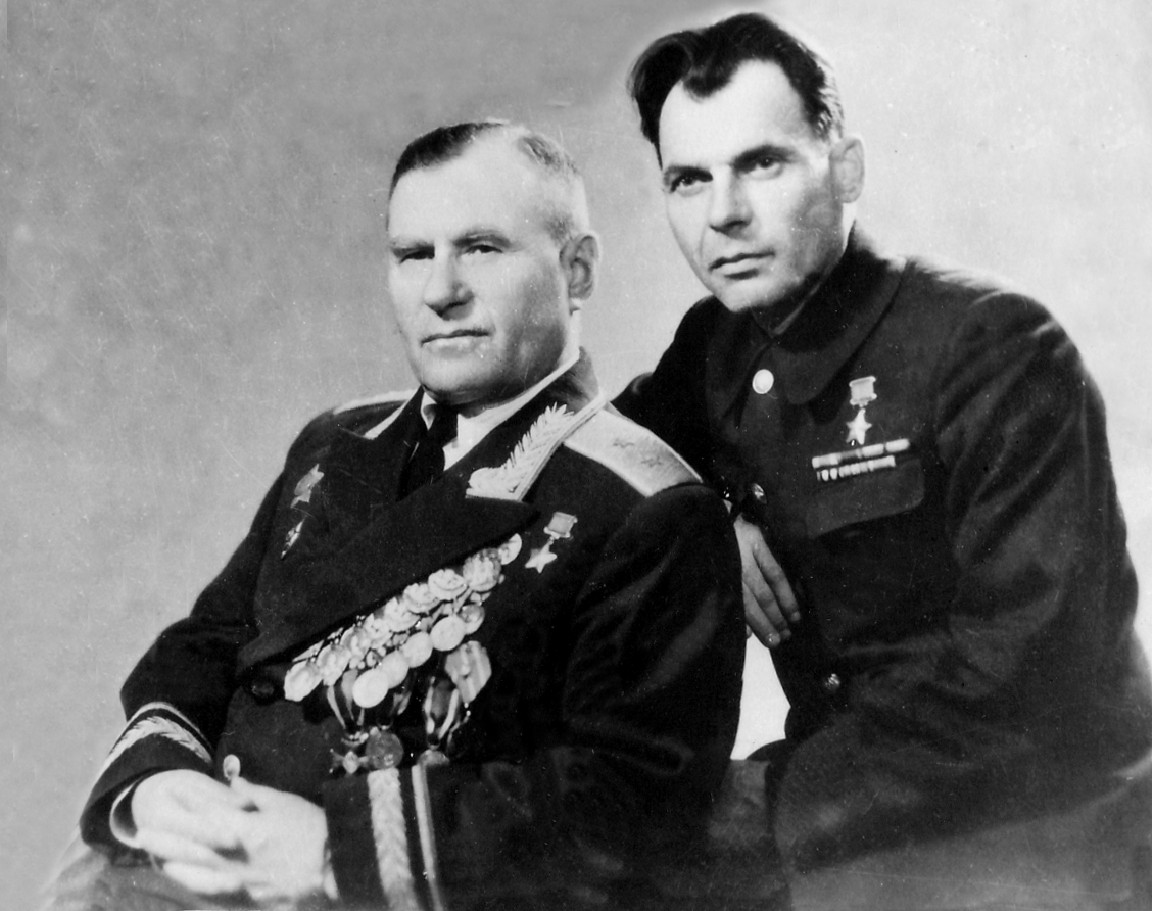 Н.В. Черненко и Герой Советской Союза, командир 16 кавалерийской дивизии генерал-лейтенант Г.А. Белов