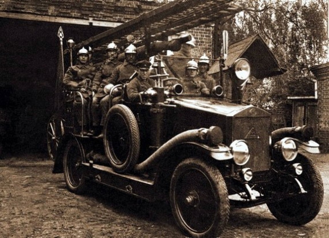 Первые пожарные машины. Пожарный автомобиль АМО-Ф-15. Автонасос АМО-Ф-15. Пожарная машина 1926 завод Промет. АМО-ф15 бензовоз.
