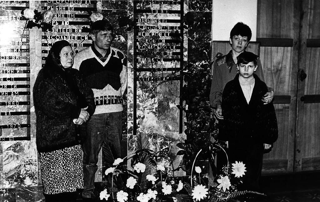 Мать, брат, вдова и сын Бутакова А.К. при занесении его имени на мемориальную стену в ГУВД Алтайского края