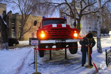 Памятник пожарной автоцистерне ЗИЛ-130