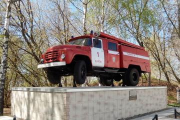 Памятник пожарной машине ЗИЛ-130