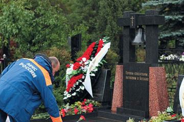 Памятник спасателям отряда «Центроспас», погибшим в г. Беслане