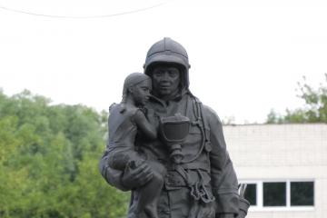 Памятник пожарному-спасателю