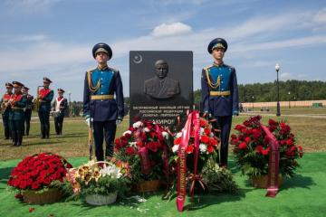 Памятник основателю авиации МЧС России Рафаилю Закирову