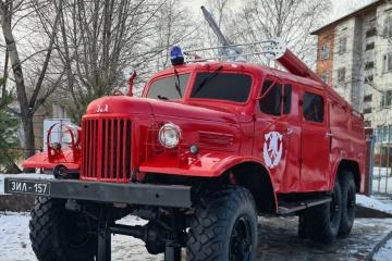 Памятник пожарному автомобилю ЗиЛ-157