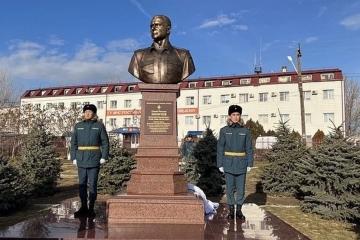 Памятник-бюст Евгению Зиничеву
