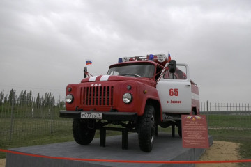 Памятник пожарной автоцистерне на базе автомобиля ГАЗ-53А
