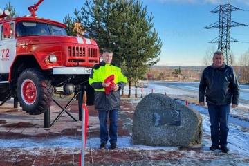 Памятник пожарному автомобилю