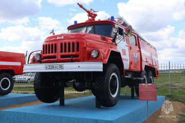 Памятник ветерану пожарной охраны (ЗИЛ-131)