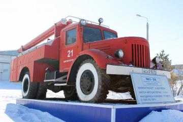 Памятник пожарной автоцистерне на базе шасси автомобиля «МАЗ-200»